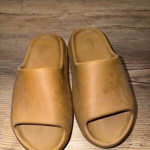 Women’s Slip-On Yeezy Slide Sandals in Tan